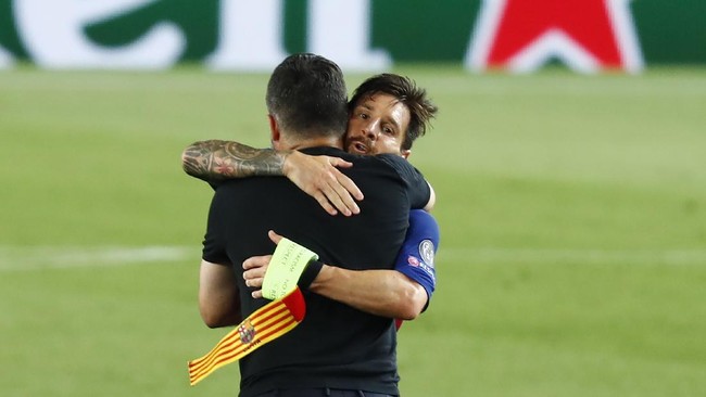 Lionel Messi tertangkap kamera marah ke wasit saat berusaha memberi selamat usai Barcelona memastikan lolos ke perempat final Liga Champions.