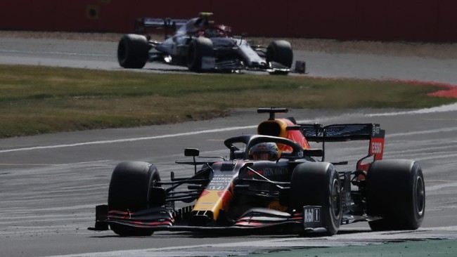 Pembalap Red Bull Sergio Perez menilai seharusnya para pembalap Formula 1 yang positif Covid-19 bergejala ringan tetap diizinkan balapan di sirkuit.