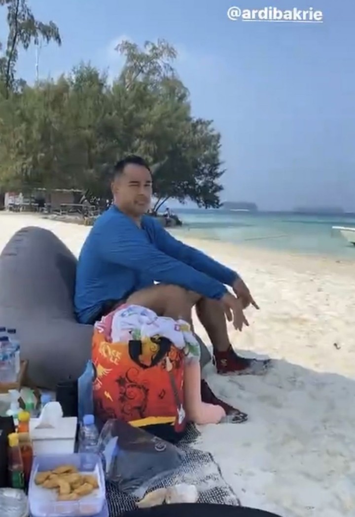 7 Foto Nia Ramadhani Jalanjalan ke Pantai di Era New 7 Foto Nia Ramadhani Jalanjalan ke Pantai di Era New