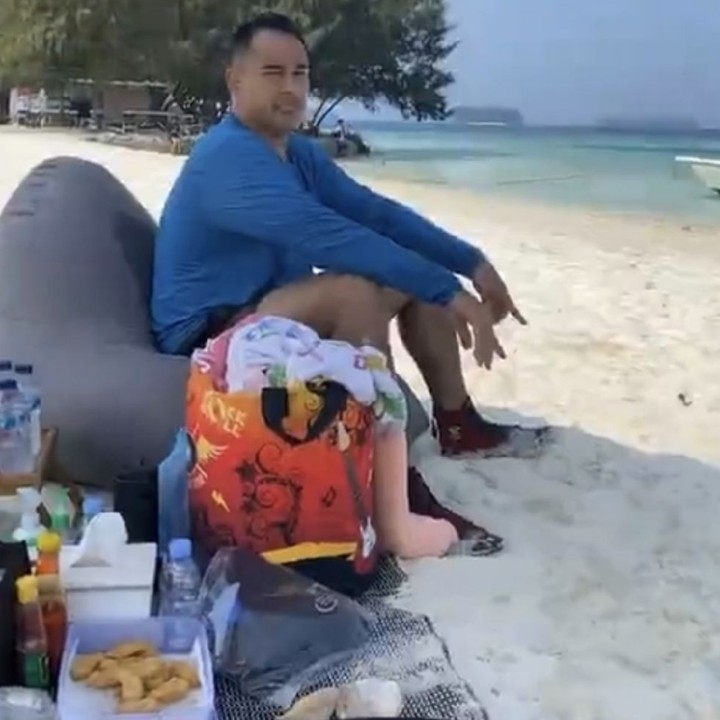 <p>Sang suami, Ardi Bakrie, ikut asyik bersantai di tepi pantai. (foto: Instagram @ramadhaniabakrie)</p>