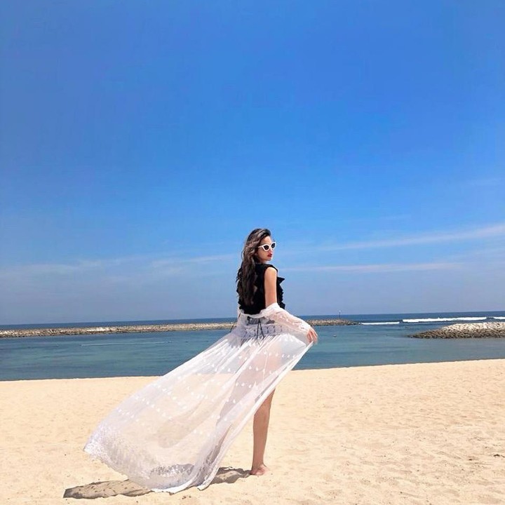 <p>Sebelum pandemi corona, Nia Ramadhani memang kerap liburan ke pantai, Bunda. Seperti potret yang diunggah ke Instagramnya pada akhir tahun lalu. (foto: Instagram @ramadhaniabakrie)</p>