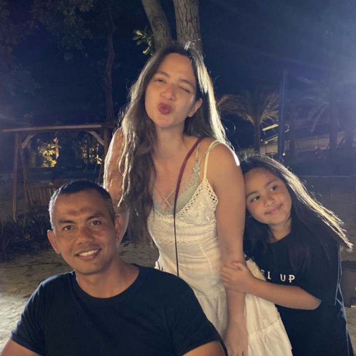 <p>Anak perempuan Nia Ramadhani, si cantik Mikhayla Zalindra Bakrie, begitu menikmati liburannya. (foto: Instagram @ramadhaniabakrie)</p>