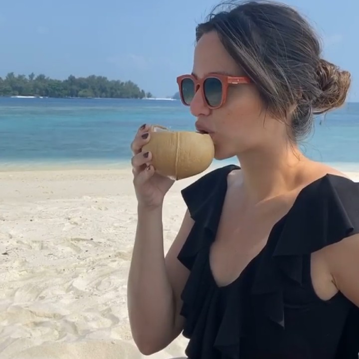 <p>Minum air kelapa muda di pinggir pantai, pasti segar banget ya, Bunda. (foto: Instagram @ramadhaniabakrie)</p>