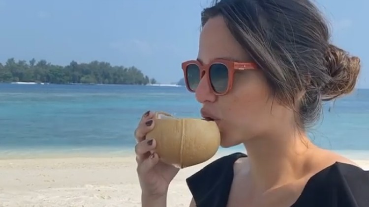 Nia Ramadhani ke pantai