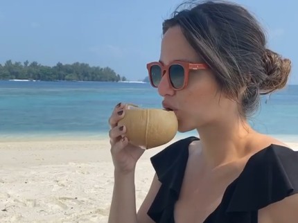 7 Foto Nia Ramadhani Jalan-jalan ke Pantai di Era New Normal