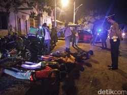 Para Pemuda Kota Pasuruan yang Nongkrong Tak Bermasker Dihukum Push Up