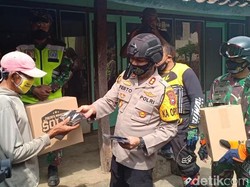 Petugas Gabungan Blusukan ke Pelosok Gunung Lawu Bagikan Masker