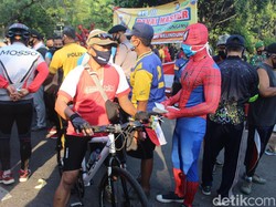 Potret Spiderman Bagikan Masker Lawan COVID-19 di Sidoarjo