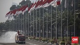 FOTO: Semprot Disinfektan Gedung DPR Areal kompleks parlemen senayan di Gedung DPR/ MPR disemprot disinfektan jelang sidang tahunan yang digelar 14 Agustus mendatang.