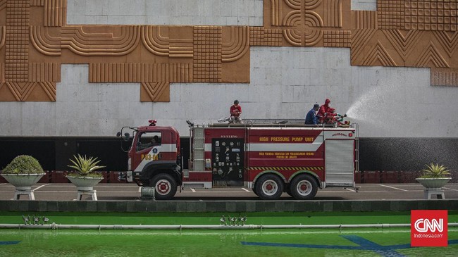 FOTO: Semprot Disinfektan Gedung DPR