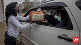 Foto: Pernikahan Drive Thru Jadi Alternatif di Tengah Pandemi Pernikahan drive thru jadi alternatif resepsi di tengah pandemi Covid-19. Pesta tetap digelar, tapi dengan protokol kesehatan yang ketat dan pembatasan tamu.