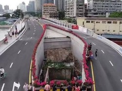 Viral Penampakan Rumah di Tengah Jalan Raya, Netizen Tuding Pemiliknya Egois