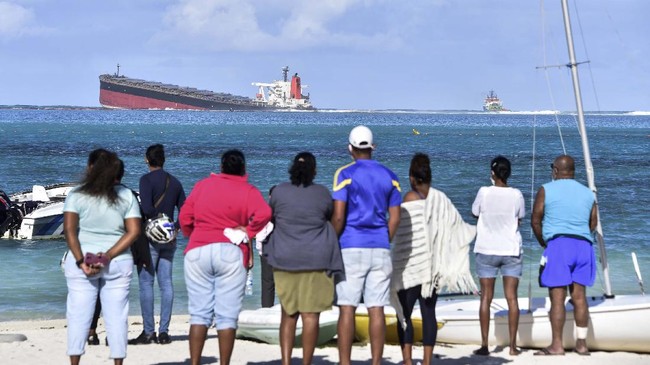 Kapal MV Wakashio yang kandas di perairan Mauritius dan menumpahkan minyak terbelah menjadi dua bagian pada Sabtu (15/8) kemarin.