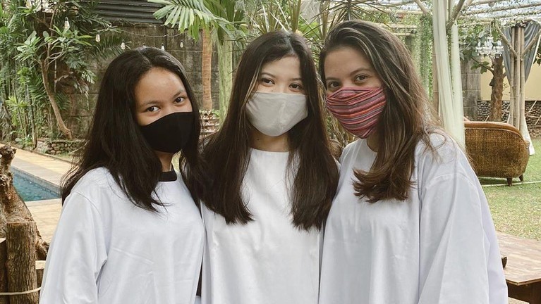 7 Foto Haru Pembaptisan Marsha Aruan 7 Foto Haru Pembaptisan Marsha Aruan