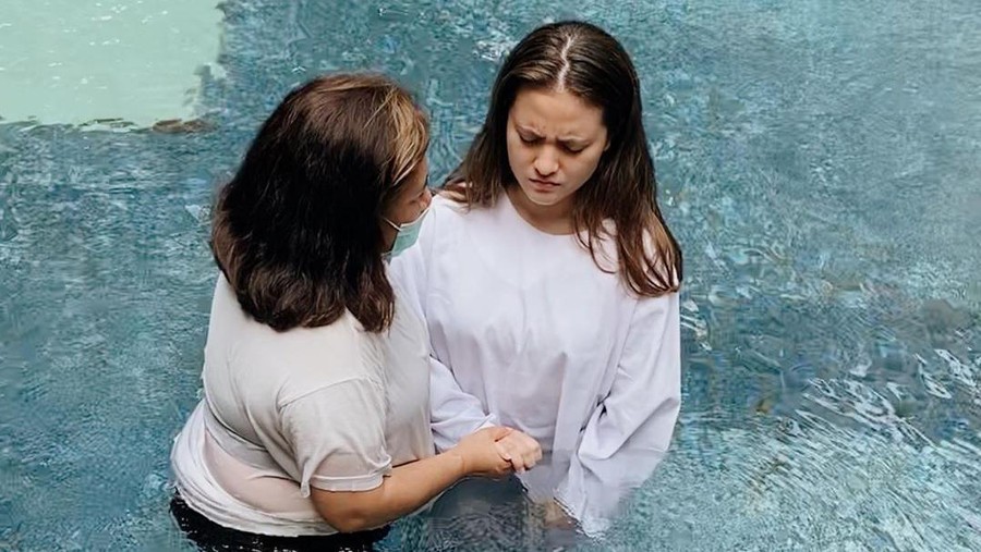 7 Foto Haru Pembaptisan Marsha Aruan