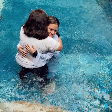 Selain Marsha Aruan, Artis Ini Juga Dibaptis Saat Beranjak Dewasa