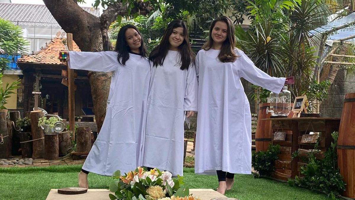 7 Foto Haru Pembaptisan Marsha Aruan