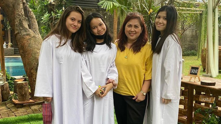7 Foto Haru Pembaptisan Marsha Aruan 7 Foto Haru Pembaptisan Marsha Aruan