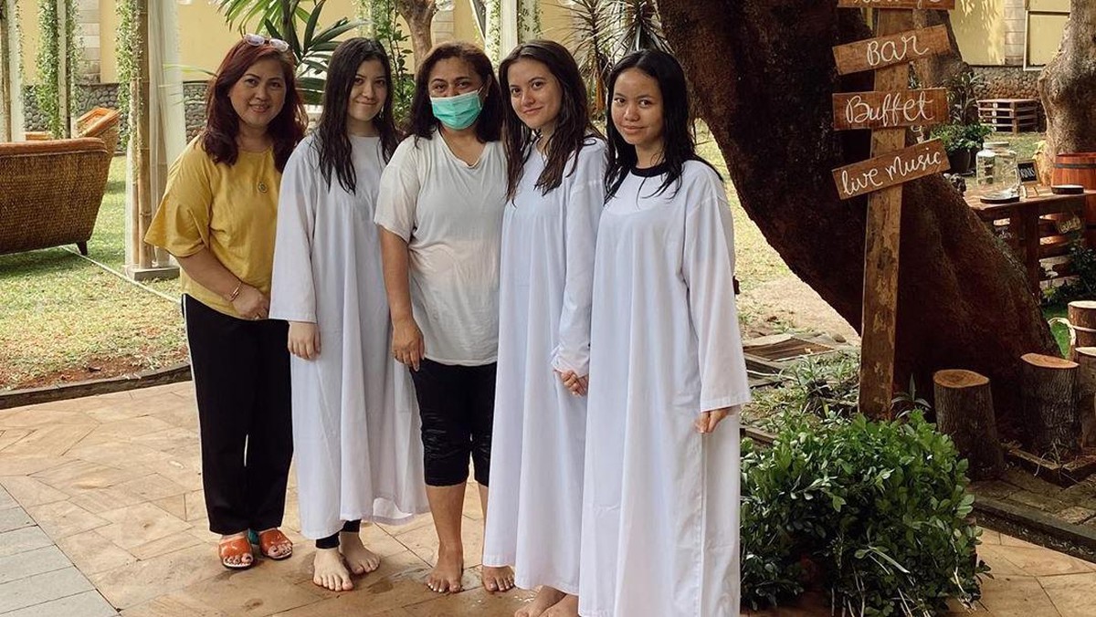 7 Foto Haru Pembaptisan Marsha Aruan
