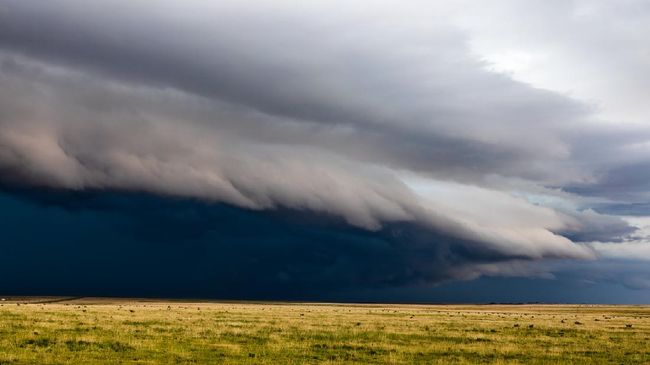Pertanda Ketika Awan Arcus Mirip Gulungan Tsunami Muncul Berikut serangkaian pertanda ketika awan Arcus yang mirip gulungan tsunami muncul di langit.
