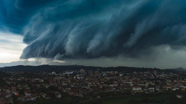 Awan dengan bentuk seperti gelombang tsunami terlihat di Kabupaten Aceh Barat dan Nagan Raya BMKG meminta warga tidak panik, namun tetap waspada.