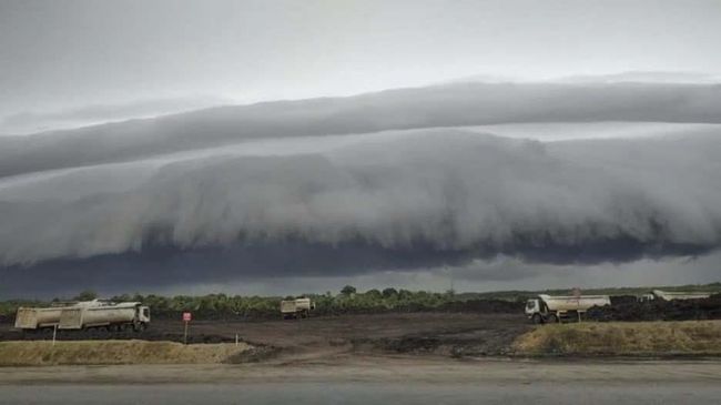 BMKG Ingatkan Potensi Tinggi Pembentukan Awan Cumulonimbus BMKG menyebut sejumlah ruang udara di wilayah Indonesia berpotensi tinggi terjadi pembentukan awan cumulonimbus yang membahayakan penerbangan.