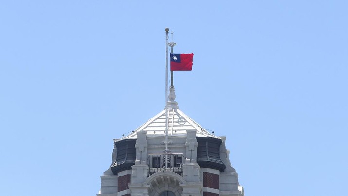 A Taiwanese national flag flutters at half-staff at presidential office Saturday, Aug. 1, 2020, two days after former President Lee Teng-hui died in Taipei, Taiwan. Lee, who brought direct elections and other democratic changes to the self-governed island despite missile launches and other fierce saber-rattling by China, died on Thursday at age 97. (AP Photo/Chiang Ying-ying)