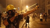 FOTO: Gelombang Demo Pasca Ledakan di Beirut Gelombang protes di Beirut, Libanon terjadi sejak akhir pekan setelah ledakan dahsyat yang terjadi di sebuah gudang yang menyimpan amonium nitrat.