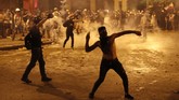 FOTO: Gelombang Demo Pasca Ledakan di Beirut Gelombang protes di Beirut, Libanon terjadi sejak akhir pekan setelah ledakan dahsyat yang terjadi di sebuah gudang yang menyimpan amonium nitrat.