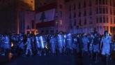 FOTO: Gelombang Demo Pasca Ledakan di Beirut Gelombang protes di Beirut, Libanon terjadi sejak akhir pekan setelah ledakan dahsyat yang terjadi di sebuah gudang yang menyimpan amonium nitrat.