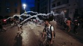 FOTO: Gelombang Demo Pasca Ledakan di Beirut Gelombang protes di Beirut, Libanon terjadi sejak akhir pekan setelah ledakan dahsyat yang terjadi di sebuah gudang yang menyimpan amonium nitrat.