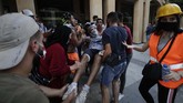 FOTO: Gelombang Demo Pasca Ledakan di Beirut Gelombang protes di Beirut, Libanon terjadi sejak akhir pekan setelah ledakan dahsyat yang terjadi di sebuah gudang yang menyimpan amonium nitrat.