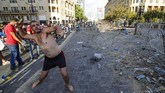 FOTO: Gelombang Demo Pasca Ledakan di Beirut Gelombang protes di Beirut, Libanon terjadi sejak akhir pekan setelah ledakan dahsyat yang terjadi di sebuah gudang yang menyimpan amonium nitrat.