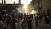 FOTO: Gelombang Demo Pasca Ledakan di Beirut Gelombang protes di Beirut, Libanon terjadi sejak akhir pekan setelah ledakan dahsyat yang terjadi di sebuah gudang yang menyimpan amonium nitrat.
