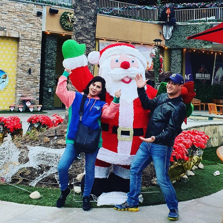 <p>Pasangan ini juga menyempatkan diri berkunjung ke Disneyland lho. (Foto: Instagram @ferryirawanofficial)</p>