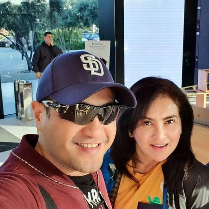 <p>Kedua pasangan ini selalu tampil bersama dan saling menemani, Bunda. (Foto: Instagram @ferryirawanofficial)</p>