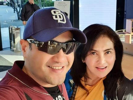 7 Foto Kemesraan Istri dan Ferry Irawan Traveling Bareng Sebelum Stroke