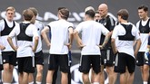 FOTO: Raut Santai Man United Sebelum Jumpa Copenhagen Jelang pertandingan perempat final Liga Europa, Manchester United dan Copenhagen menjalani latihan resmi di Stadion RheinEnergie.