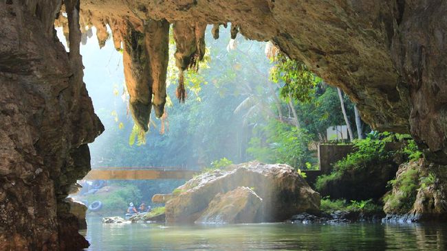 Turis yang hendak wisata di Gua Pindul harus sedikit bersabar, karena objek wisata alam itu saat ini masih dalam zona merah penyebaran COVID-19.