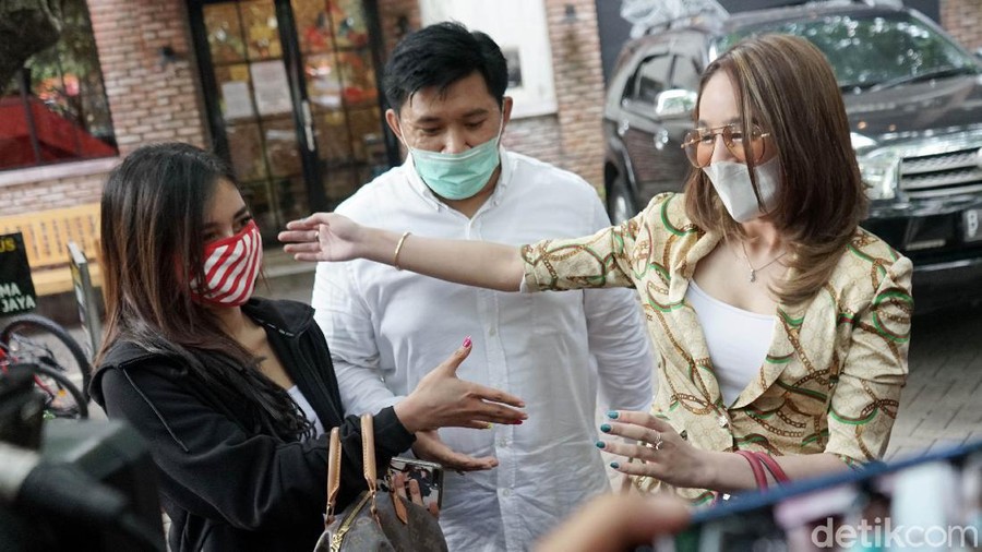 Hana Hanifah dan Nabilla Aprillya Hana Hanifah dan Nabila Aprillya saat ditemui di Polda Metro Jaya.