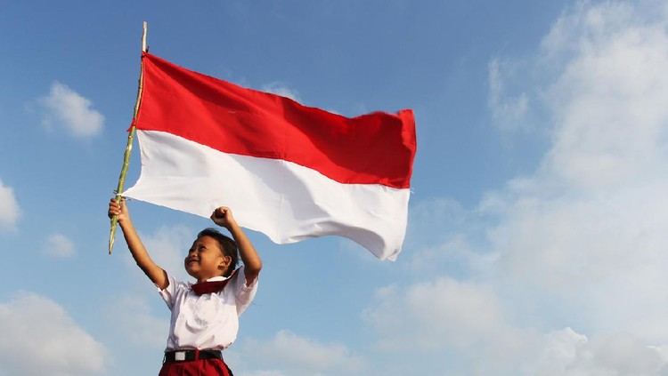Ilustrasi Bendera Merah Putih, Bendera Indonesia Beautiful young mother with her daughter celebrating indonesia independence day by raising flag under the sunset sky