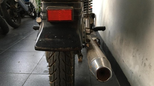 Mata kucing atau reflektor memberikan posisi kendaraan lain dalam kegelapan.