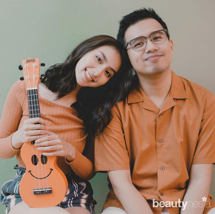 Jojo dan Clay, sapaanya menjalin hubungan sejak terlibat cinlok. Saat kenal keduanya masih memiliki pacar masing-masing, namun takdir membawa keduanya akhirnya jadian. Kini, diketahui keduanya kerja bareng dalam film dan disibukkan dengan grup musik yang mereka bentuk. Dalam sebuah foto yang digunakan sebagai materi promosi proyek mereka itu, Jojo dan Clay terlihat sangat dekat dan seolah tidak terpisahkan. (Foto: https://www.instagram.com/clairineclay/)