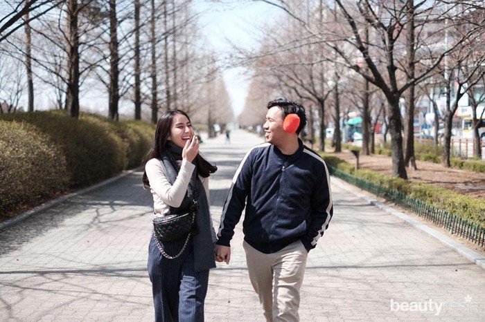 Tak hanya sering bersama karena memiliki kesibukan di satu bidang yang sama, Jojo dan Clay juga kerap menghabiskan quality time berdua. Keduanya pernah melakukan perjalanan liburan ke Korea dan sebuah foto mengabadikan kebersamaan mereka. Dalam foto itu, Clay mengutarakan kerinduannya pada sang kekasih yang sudah lama tak dijumpainya. (Foto: https://www.instagram.com/clairineclay/)