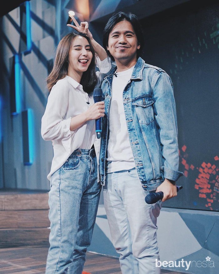 Jojo mengakui bahwa dirinya sudah mengagumi Clay sejak lama. Bahkan Jojo sudah mulai mengikuti akun media sosial Clay sebelum mereka kenal dekat. Saat itu, Clay masih berstatus sebagai pacar orang. Itu membuat Jojo hanya sebatas mengagumi gadis berparas cantik itu. (Foto: https://www.instagram.com/clairineclay/)