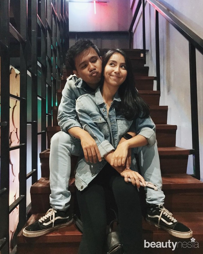 Meski sudah cukup lama jadian, gejolak cinta antara Jojo dan Clay sepertinya selalu membara setiap saat. Terbukti dari salah satu unggahan foto di akun media sosial Clay yang menampilkan foto keduanya saat awal-awal masa jadian. Clay sepertinya sedang mengenal masa pendekatan dengan pria yang sekarang menjadi kekasihnya itu. (Foto: https://www.instagram.com/clairineclay/)