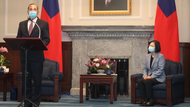 Selama kunjungan ke Taiwan, Menkes AS berulang kali membandingkan sistem demokrasi di sana yang terbuka dengan kepemimpinan otoriter China.