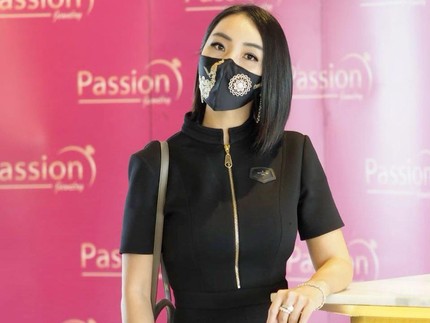 Masker Kain Mewah Rp10 Juta, Bertabur Emas & Berlian
