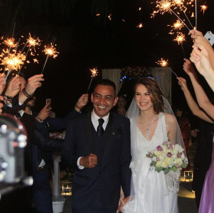 <p>Tina kemudian dipinang oleh Bayu dan mengikuti suaminya tinggal di Indonesia, Bunda. Mereka rajin mengunggah potret kemesraan di media sosial. (Foto: Instagram @mbatinabule_official)</p>