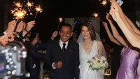 <p>Tina kemudian dipinang oleh Bayu dan mengikuti suaminya tinggal di Indonesia, Bunda. Mereka rajin mengunggah potret kemesraan di media sosial. (Foto: Instagram @mbatinabule_official)</p>